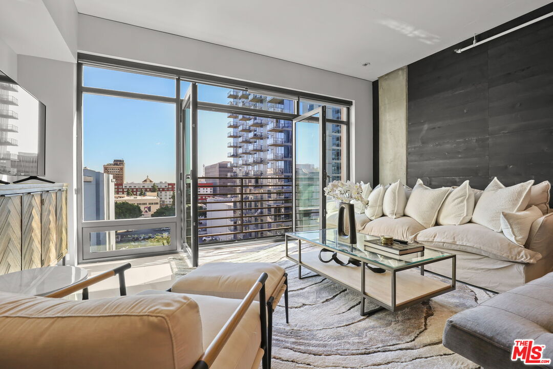 Photo of 1111 S Grand Ave, Los Angeles, CA 90015