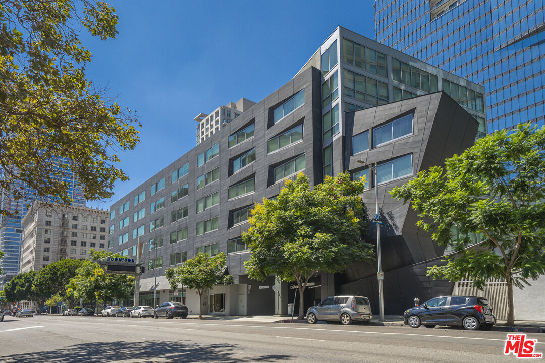 Photo of 901 S Flower St, Los Angeles, CA 90015