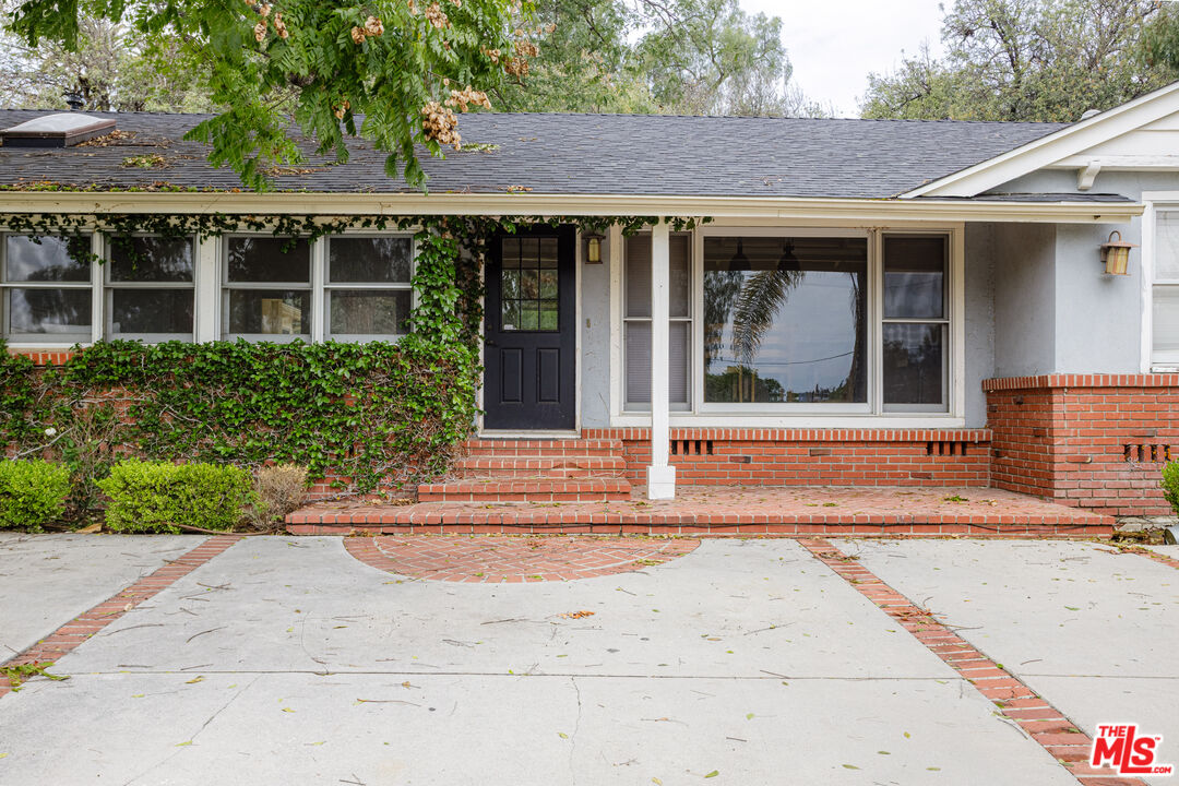 Photo of 19439 Oxnard St, Tarzana, CA 91356
