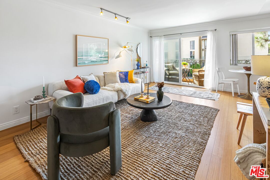 1154 S Barrington Ave Unit: 201