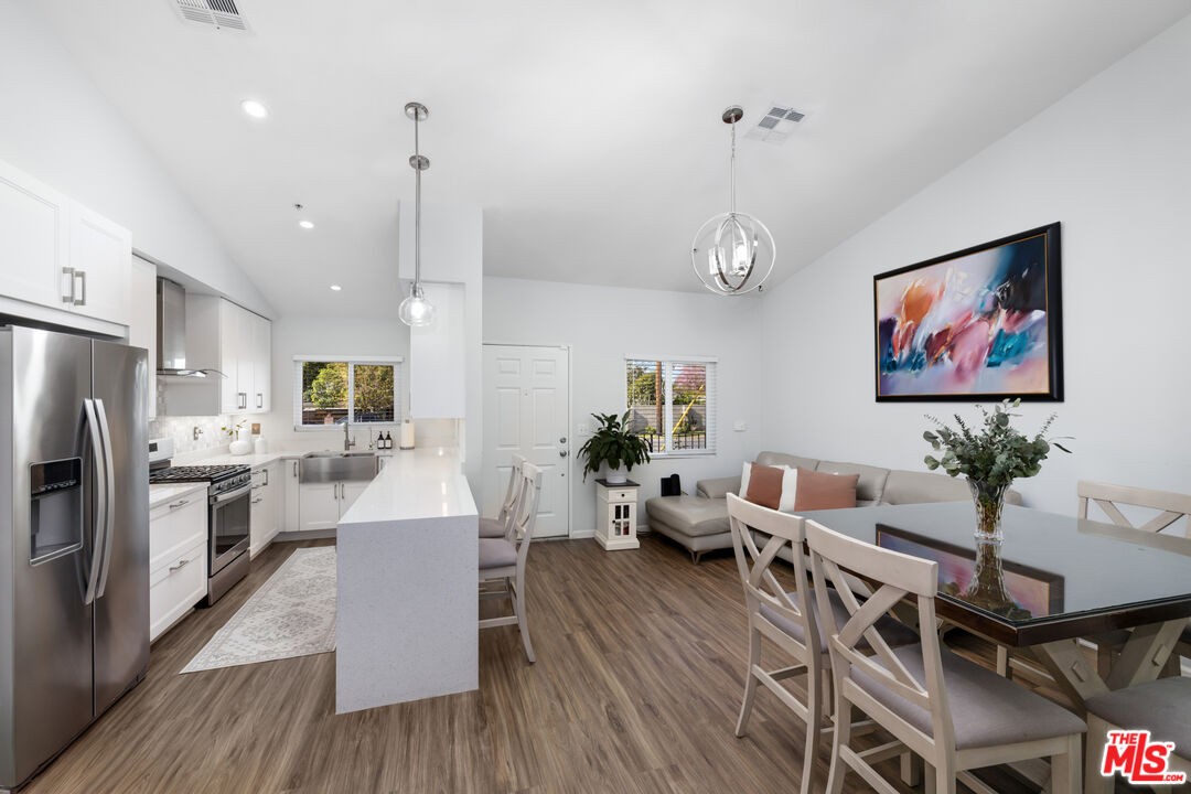 Photo of 11377 Osborne Pl, Sylmar, CA 91342