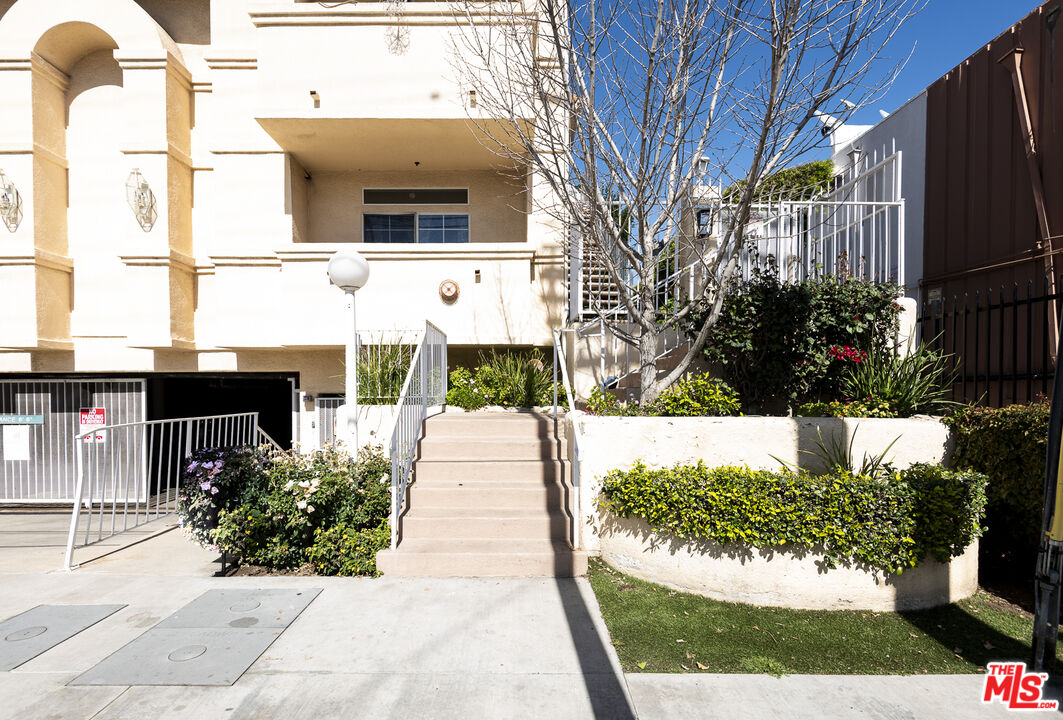 13801 Oxnard St Unit: 206