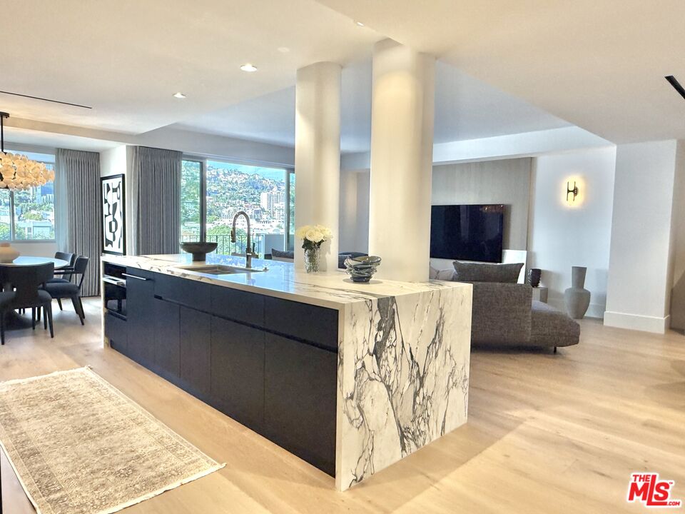 818 N Doheny Dr Unit: 901