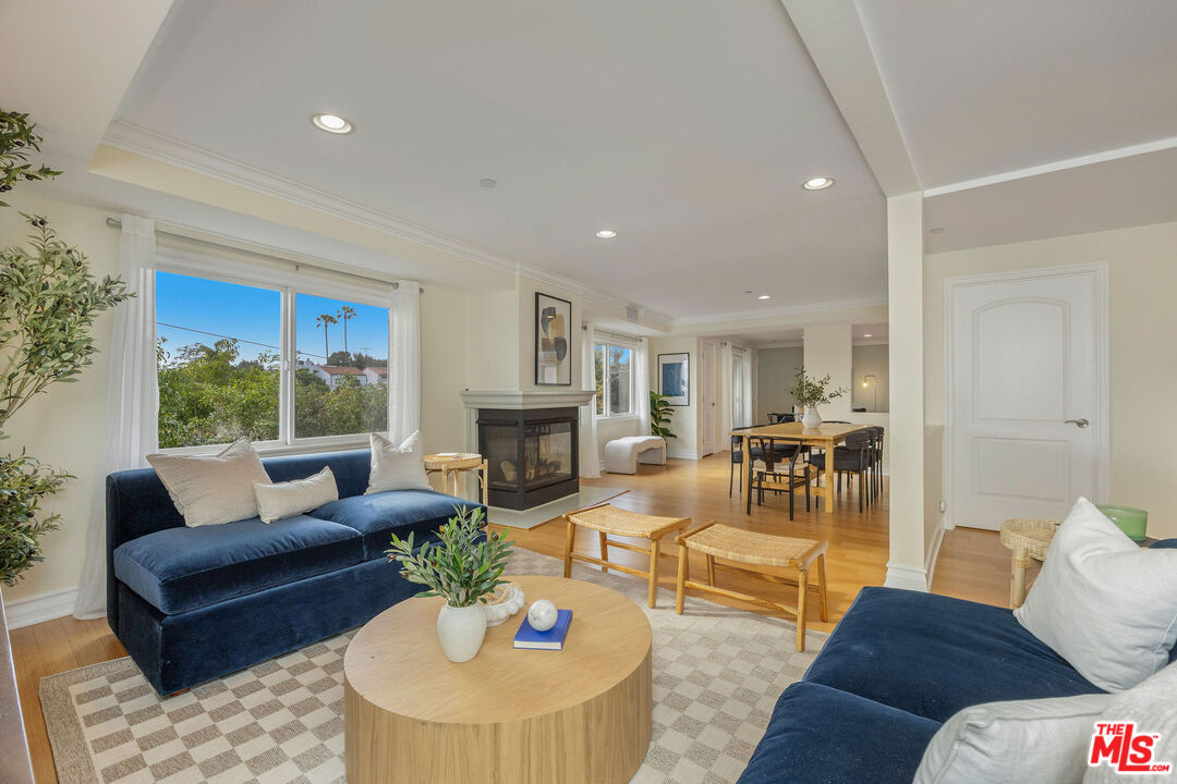 10417 Louisiana Ave Unit: PH4