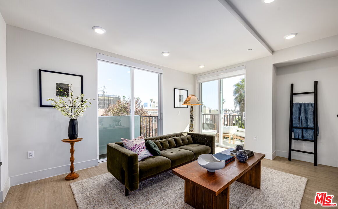 707 S Berendo St Unit: 204