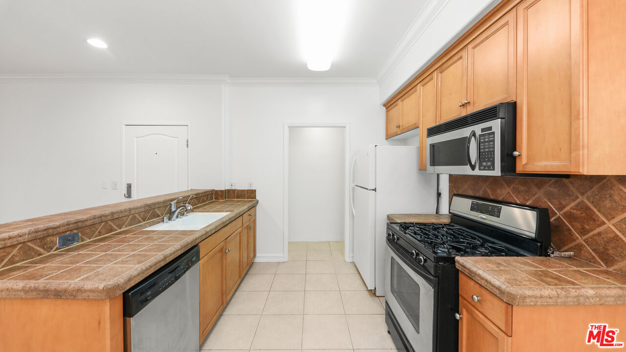 2335 BENTLEY AVE Unit: 201