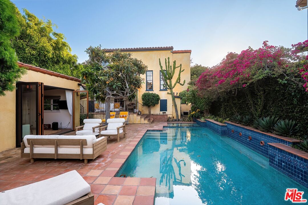 2223 Cloverfield Blvd