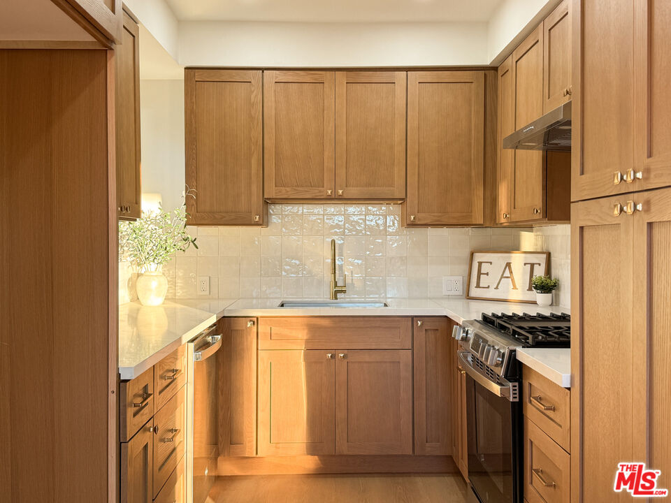 4579 Ambrose Ave Unit: 8