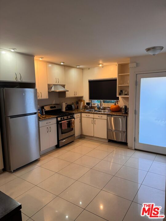 265 S Barrington Ave Unit: E7