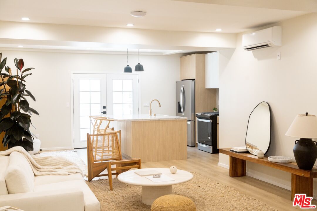 1409 N Hudson Ave Unit: 2