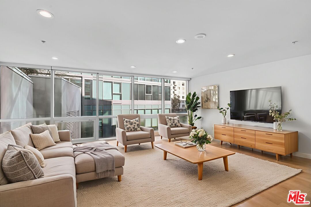 Photo of 901 S Flower St, Los Angeles, CA 90015
