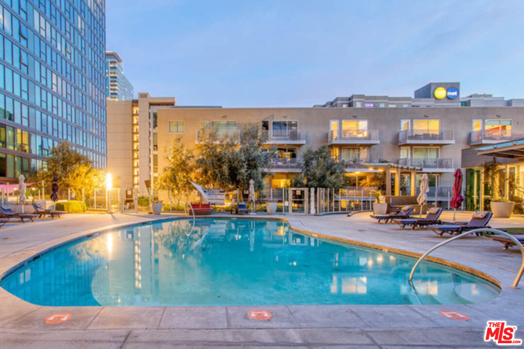 Photo of 901 S Flower St, Los Angeles, CA 90015