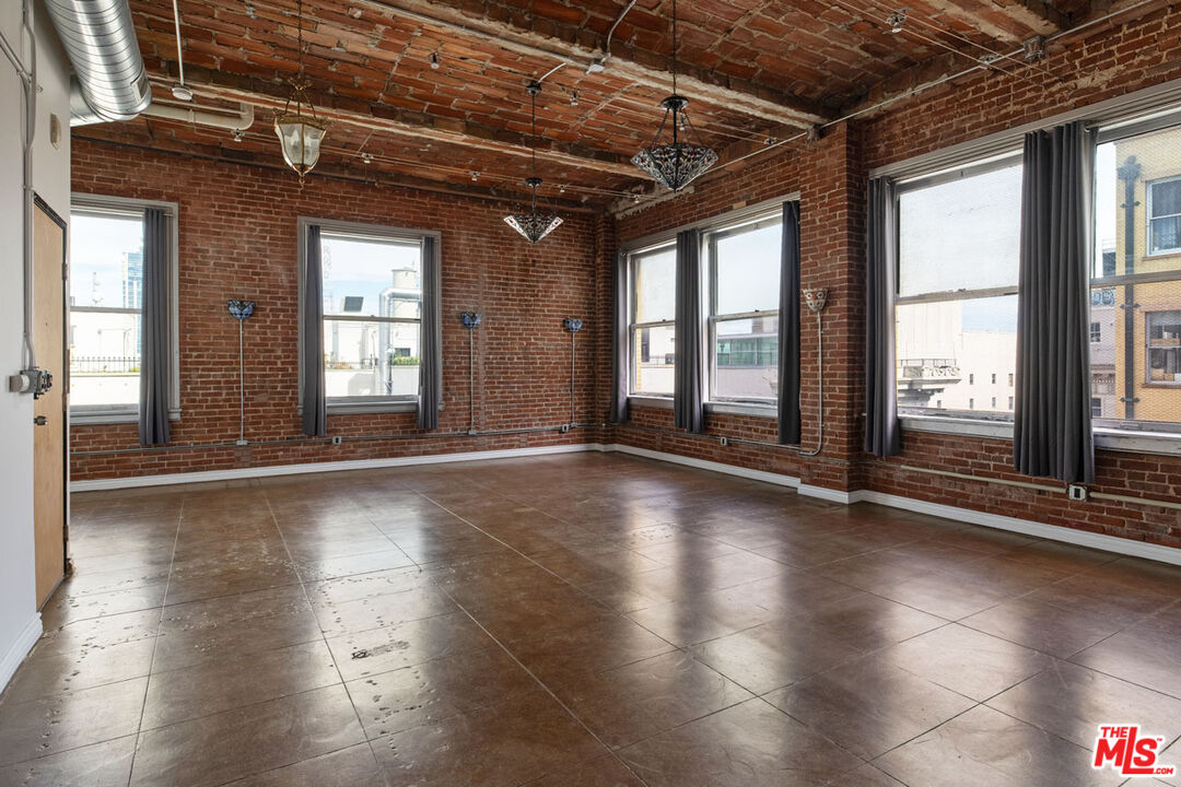 Photo of 215 W 7th St, Los Angeles, CA 90014