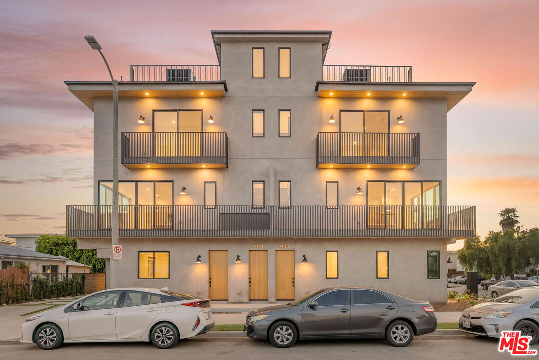 3941 Wade St Unit: 1/2