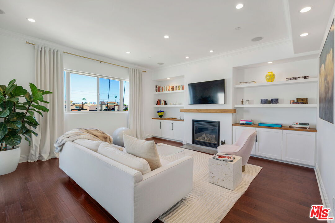 1316 Amherst Ave Unit: 402