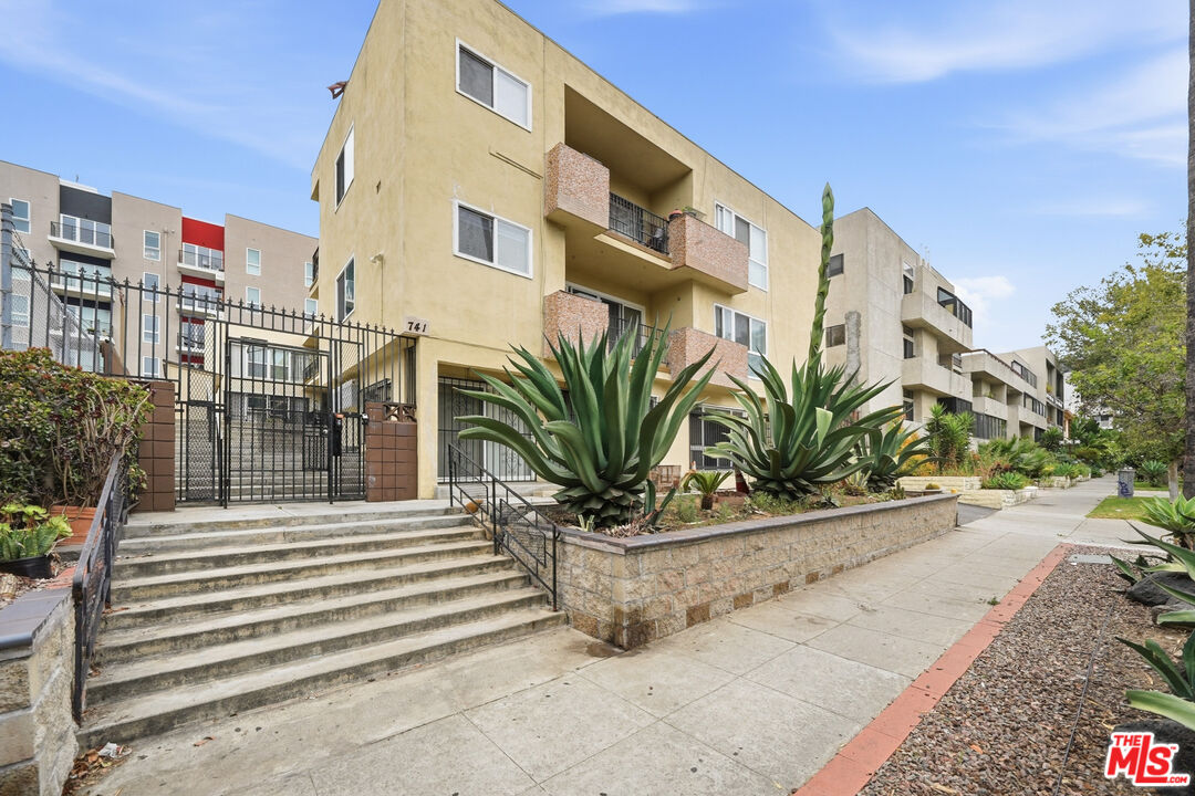 741 S Hobart Blvd