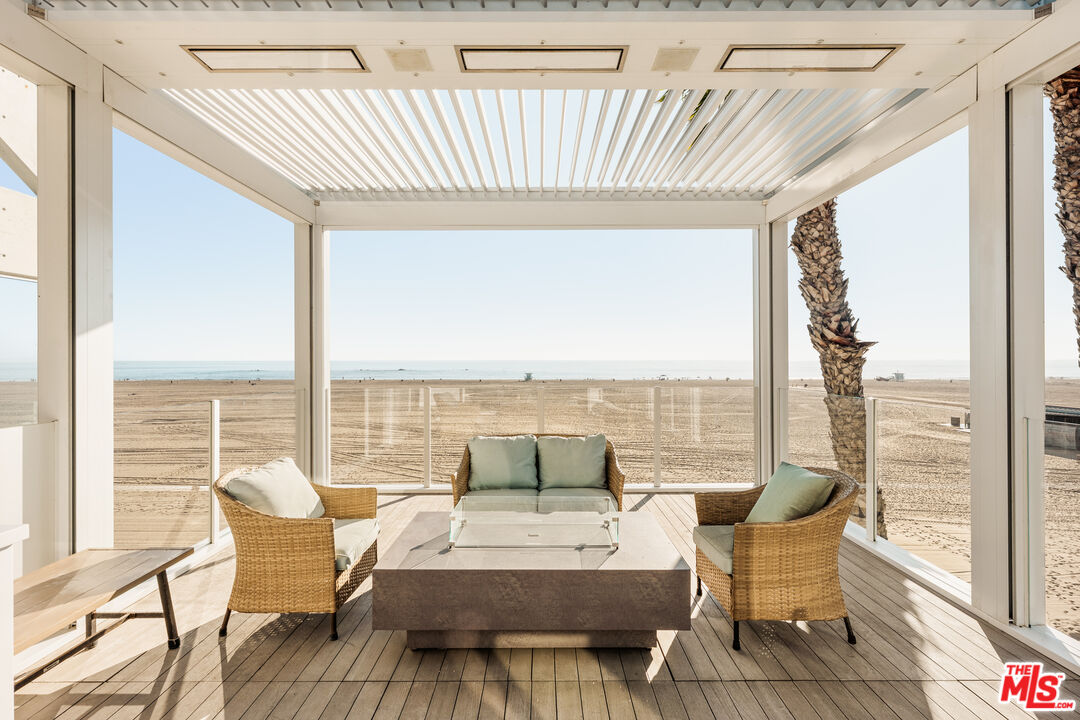 1267 Palisades Beach Rd