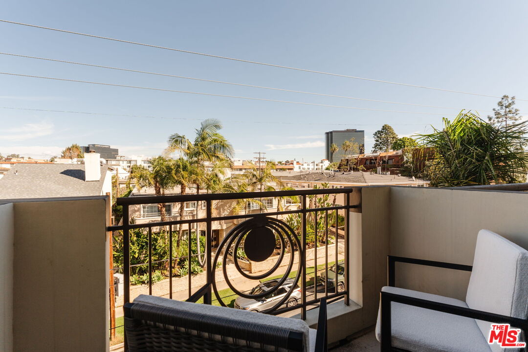 951 Granville Ave Unit: PH2