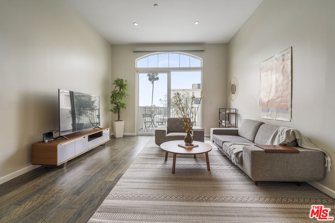 1625 Granville Ave Unit: 304