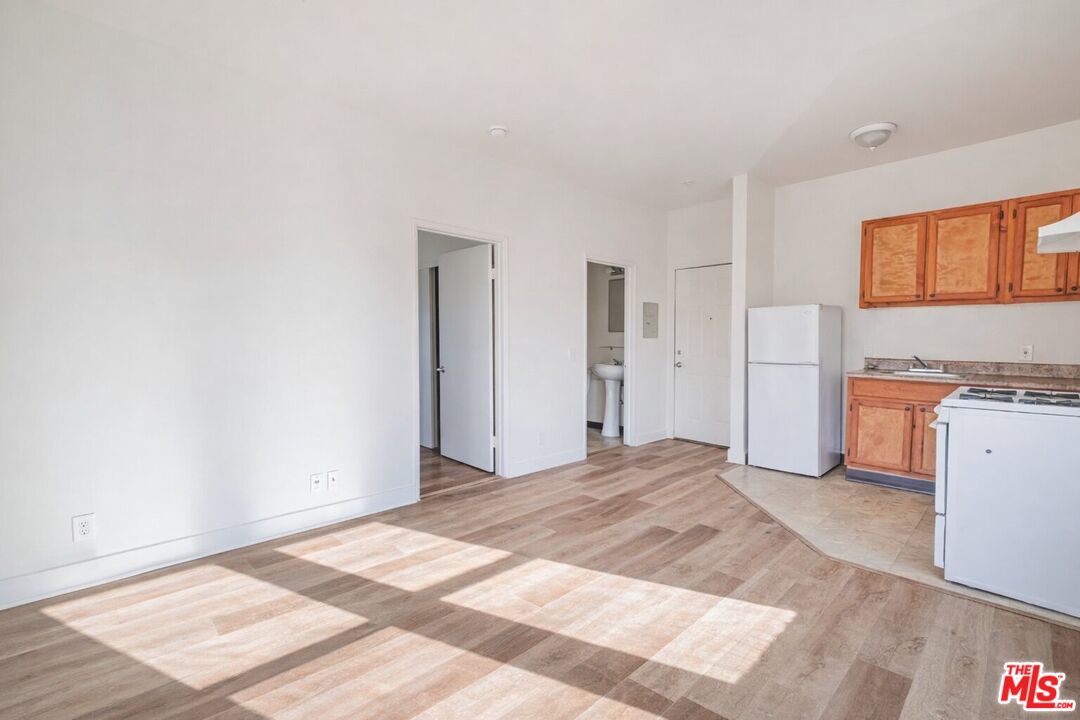 537 S Kenmore Ave Unit: 300