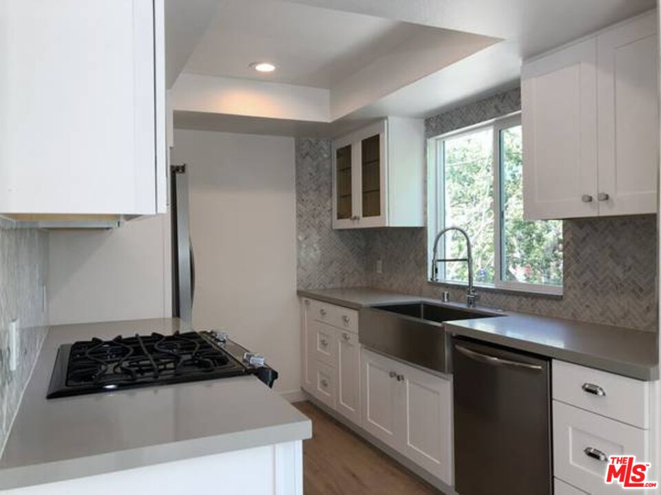 853 N HAYWORTH AVE Unit: 201