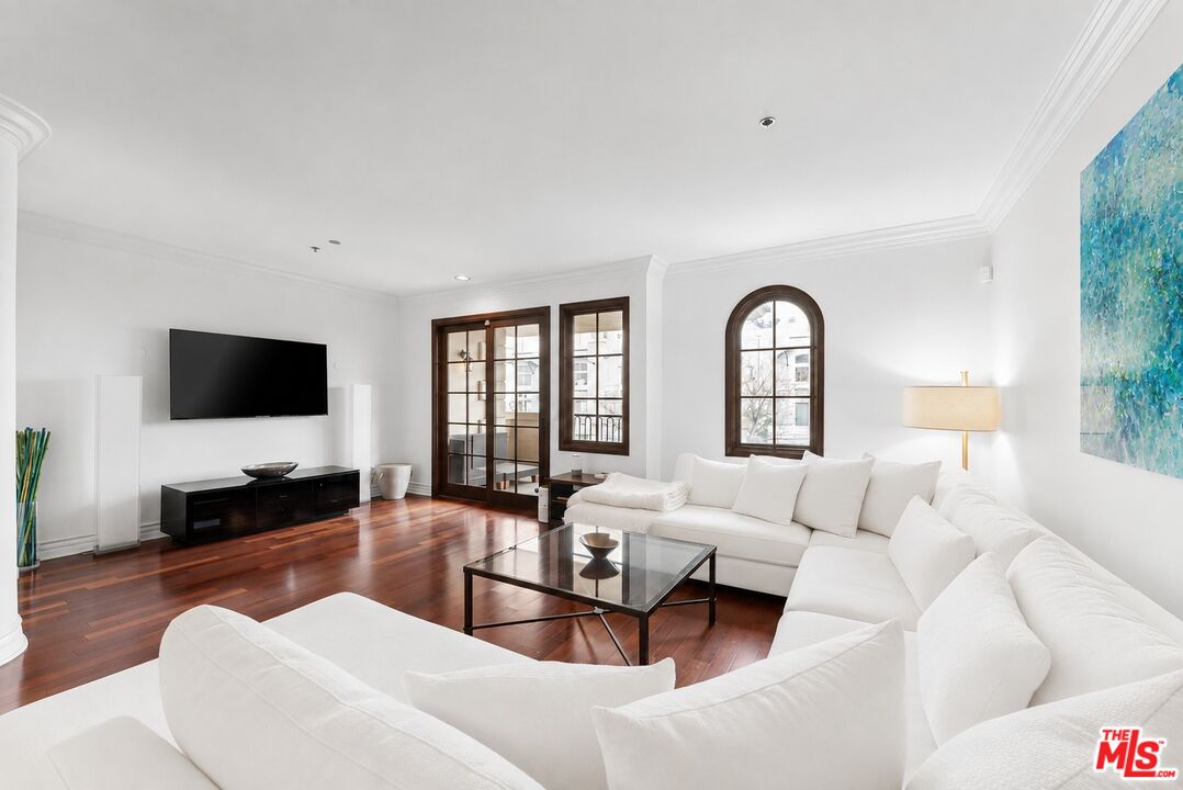 850 N Croft Ave Unit: 302