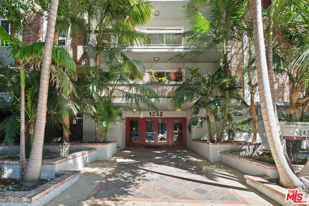 1242 S Barrington Ave Unit: 304