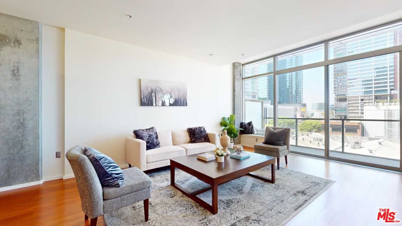 Photo of 1155 S Grand Ave, Los Angeles, CA 90015