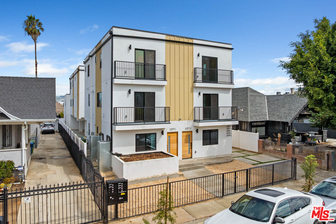 3207 W 18th St Unit: #3