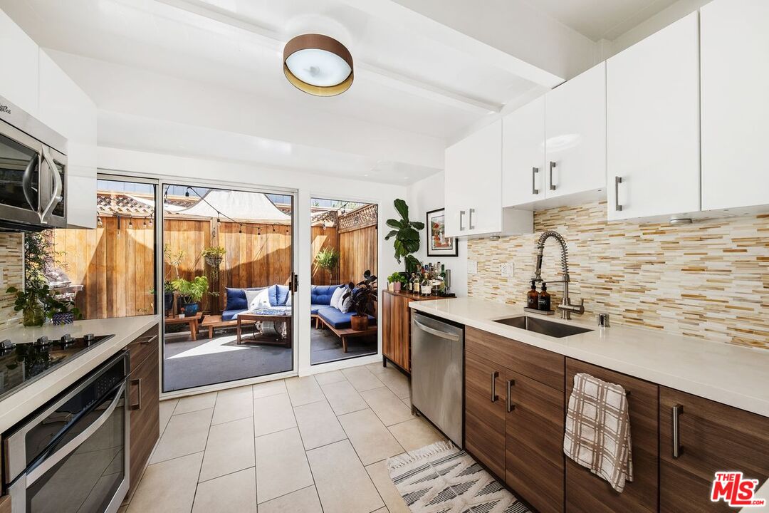 4040 Grand View Blvd Unit: 22