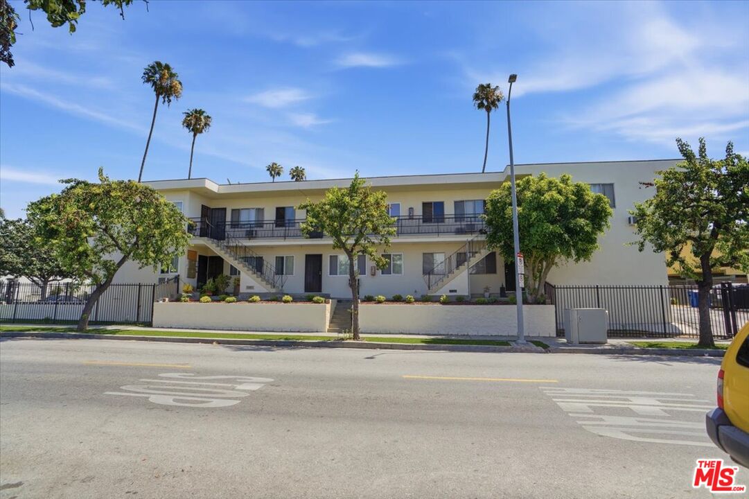 1220 N Van Ness Ave