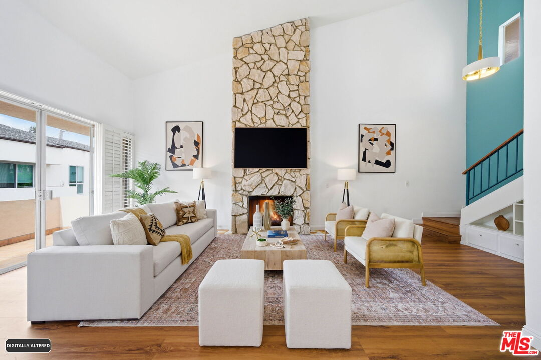 725 S Barrington Ave Unit: 304