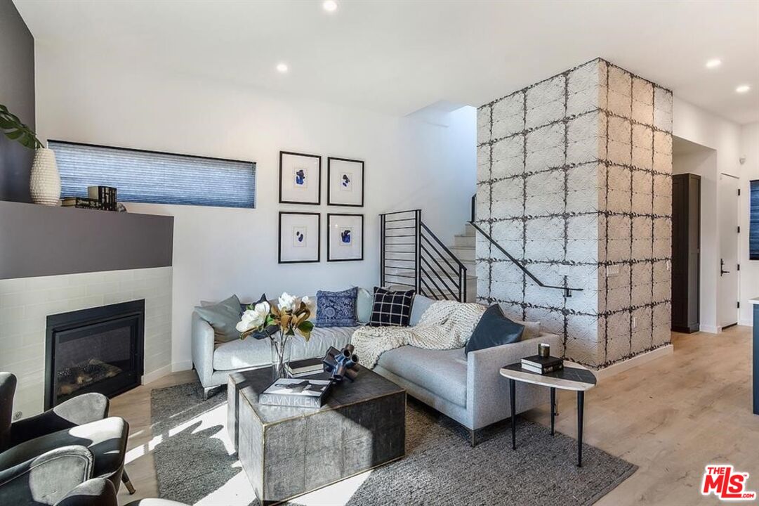 1002 N Hudsoon Ave Unit: 4