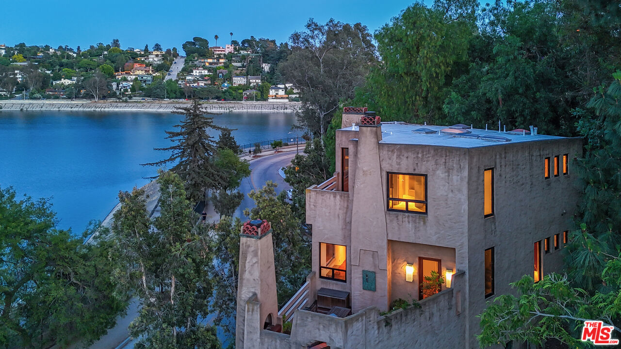 2011 W Silver Lake Dr