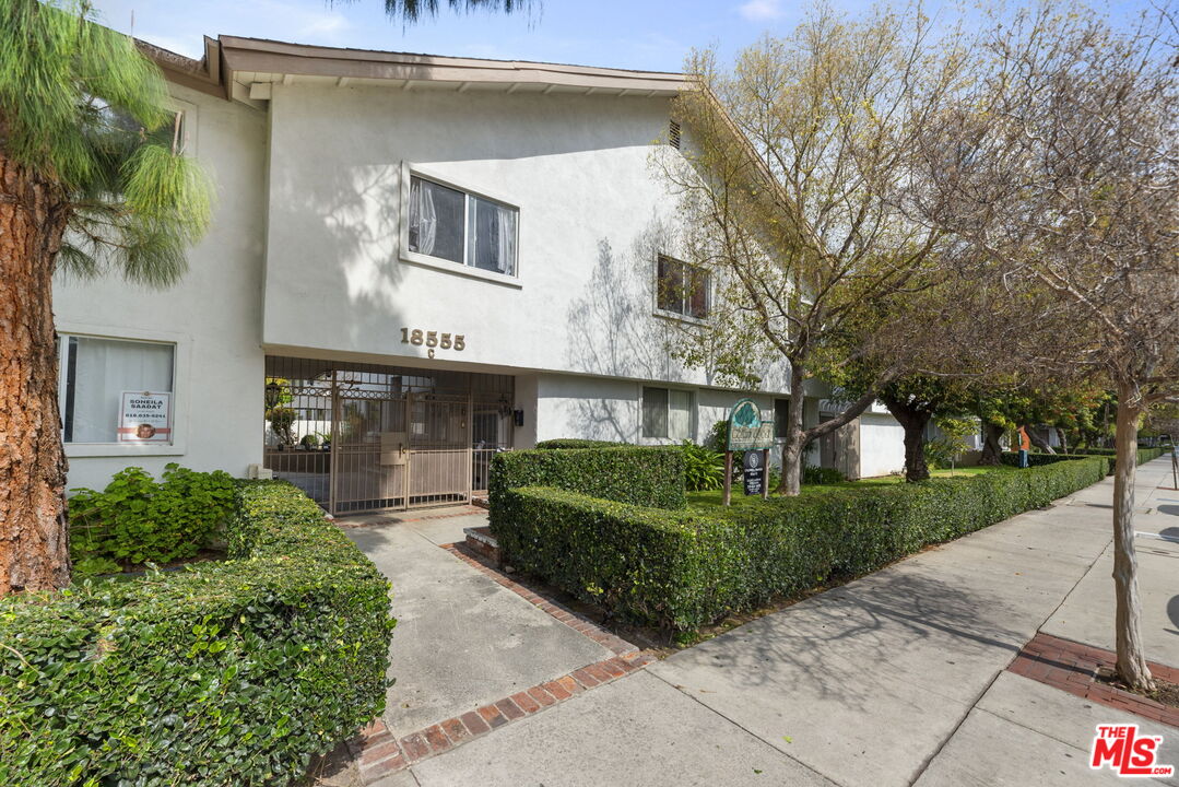 Photo of 18555 Collins St, Tarzana, CA 91356