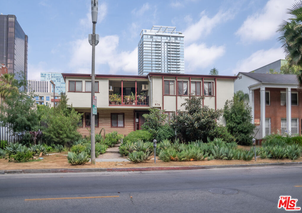 674 S Catalina St