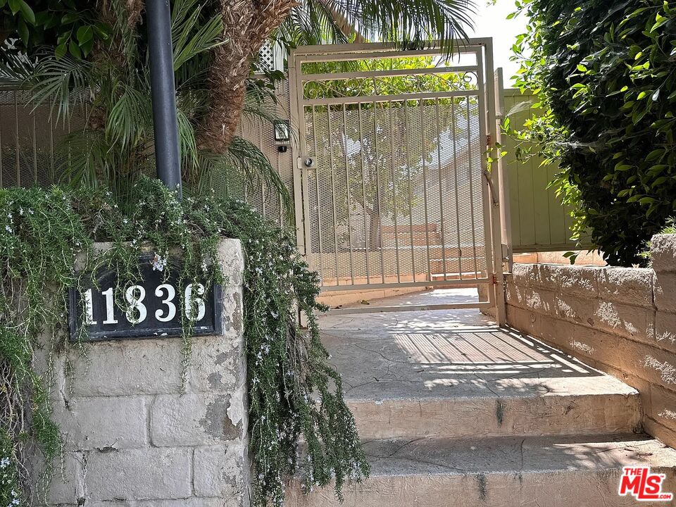 11836 Mayfield Ave Unit: 9