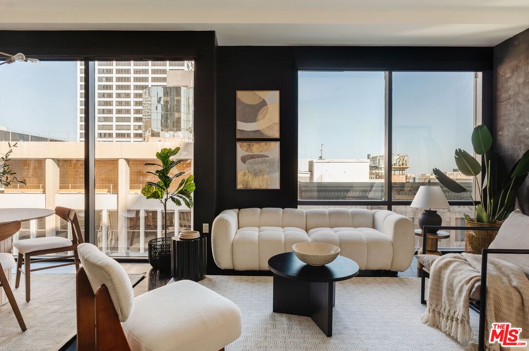 Photo of 655 S Hope St, Los Angeles, CA 90017
