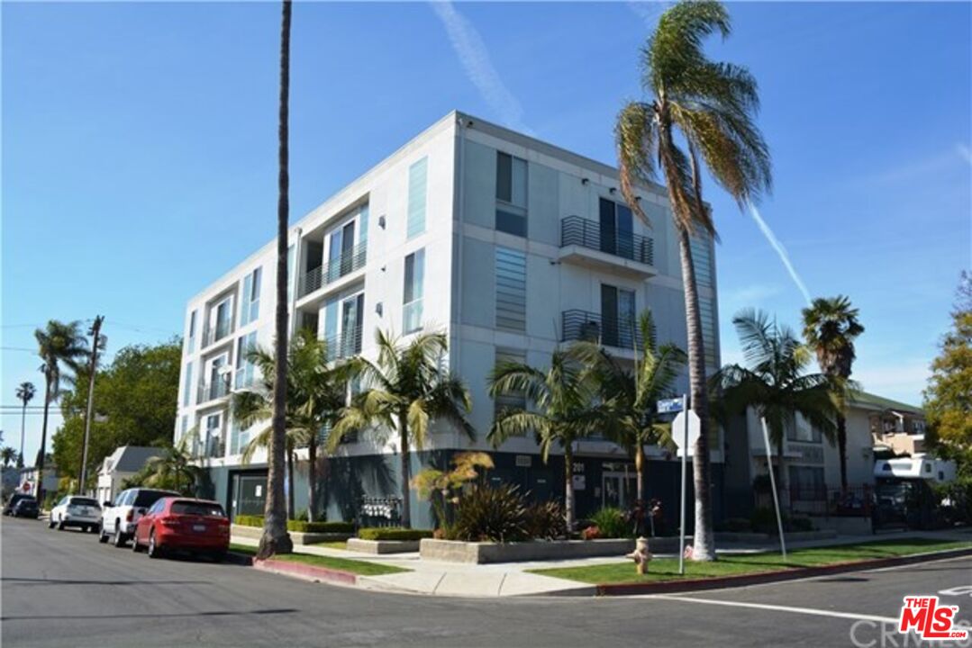 201 N Manhattan Pl Unit: 202