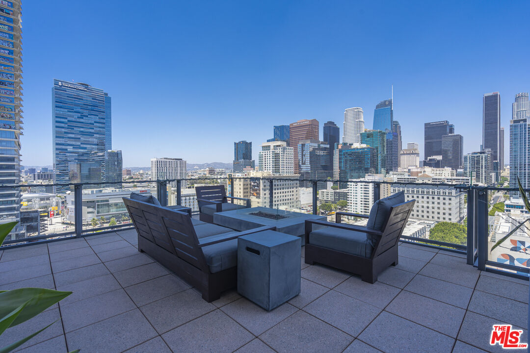 Photo of 1100 S Hope St, Los Angeles, CA 90015