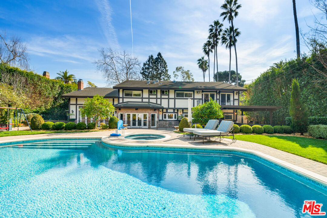 13037 San Vicente Blvd