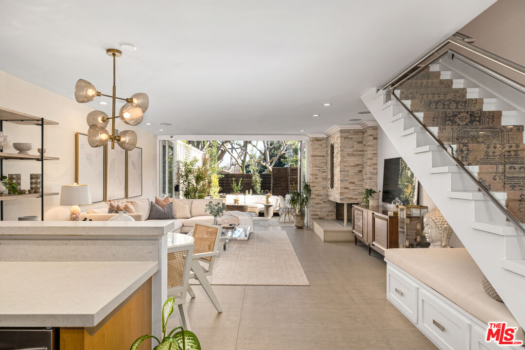 253 S Barrington Ave Unit: D5