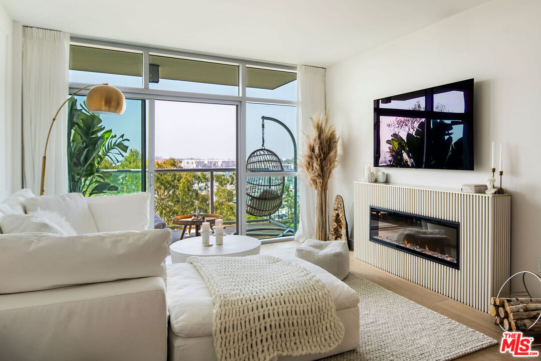 Photo of 13700 Marina Pointe Dr, Marina Del Rey, CA 90292