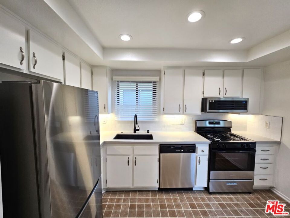 2349 S Bentley Ave Unit: 8