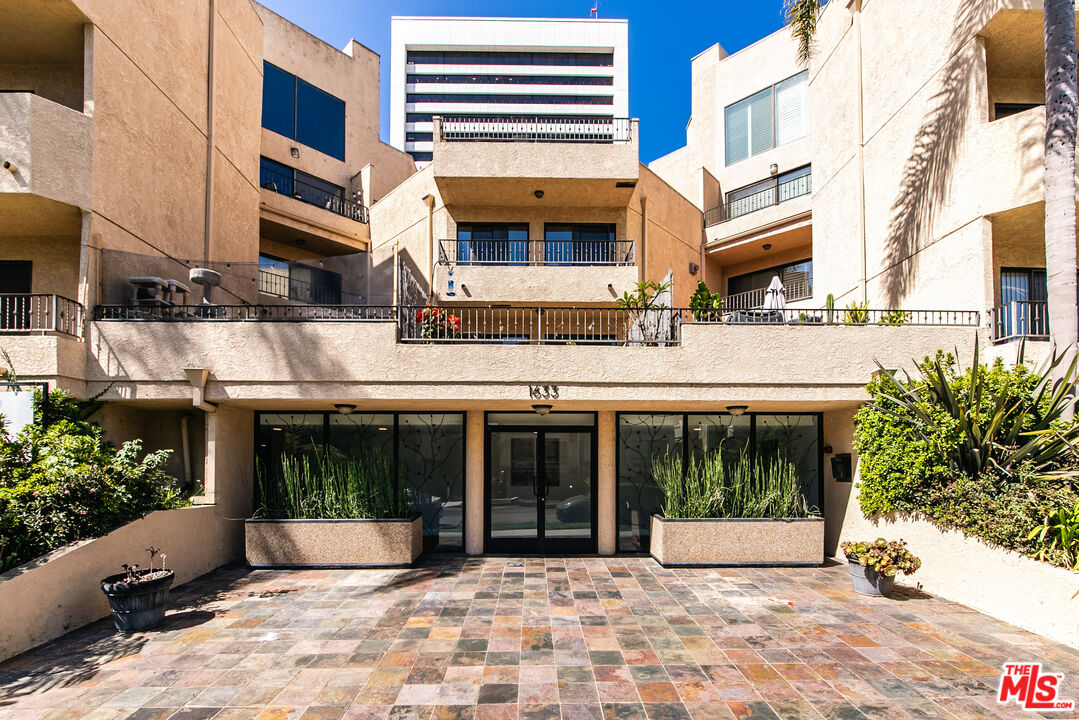 1633 S Bentley Ave Unit: 102