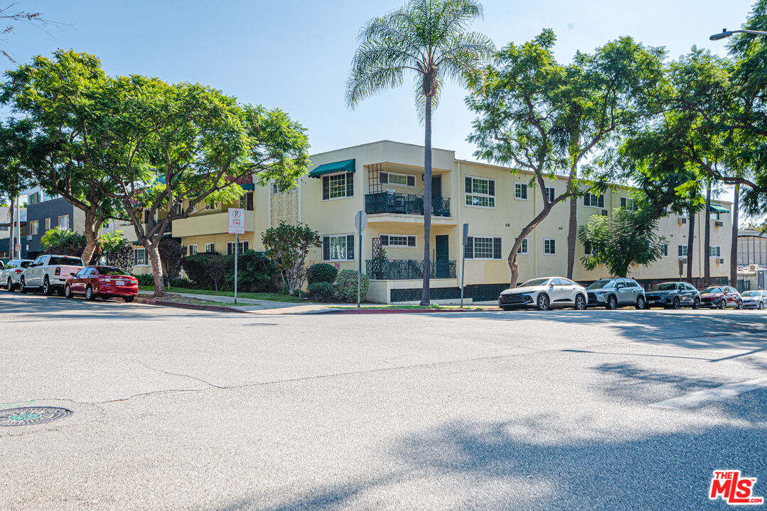 8130 Norton Ave