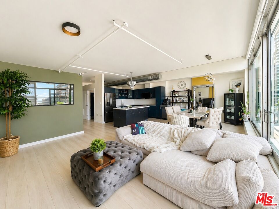 Photo of 1100 S Hope St, Los Angeles, CA 90015