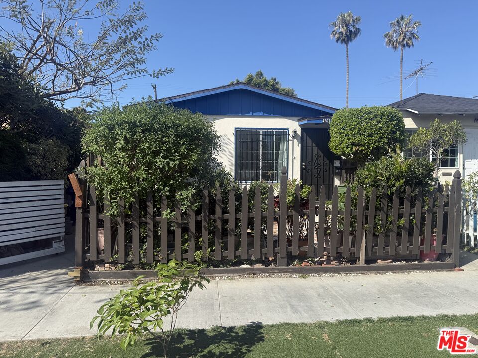 4207 S Centinela Ave