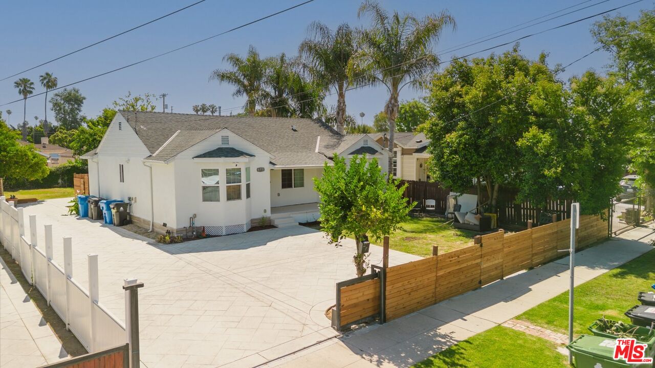 6712 Cedros Ave