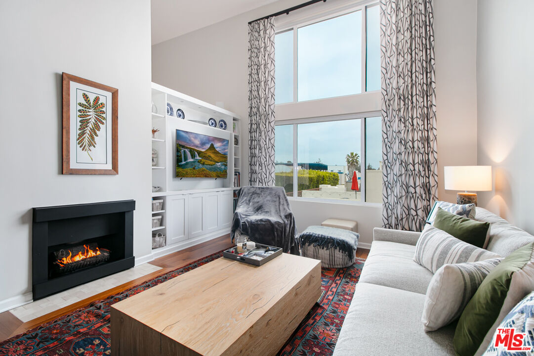 2332 Fox Hills Dr Unit: 305